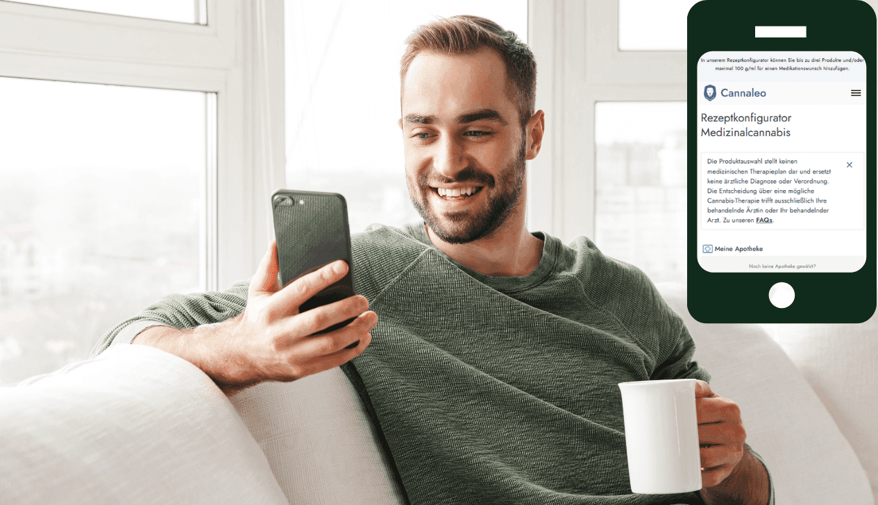 Mann trinkt entspannt Kaffee und liest im Telefon über den Rezeptkonfigurator von Cannaleo.